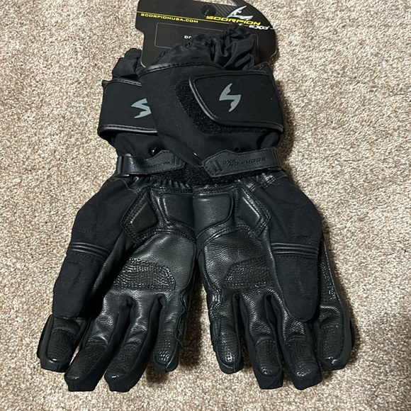 Scorpion EXO Tempest Waterproof Insulated Gauntlet glove - Picture 3 of 4